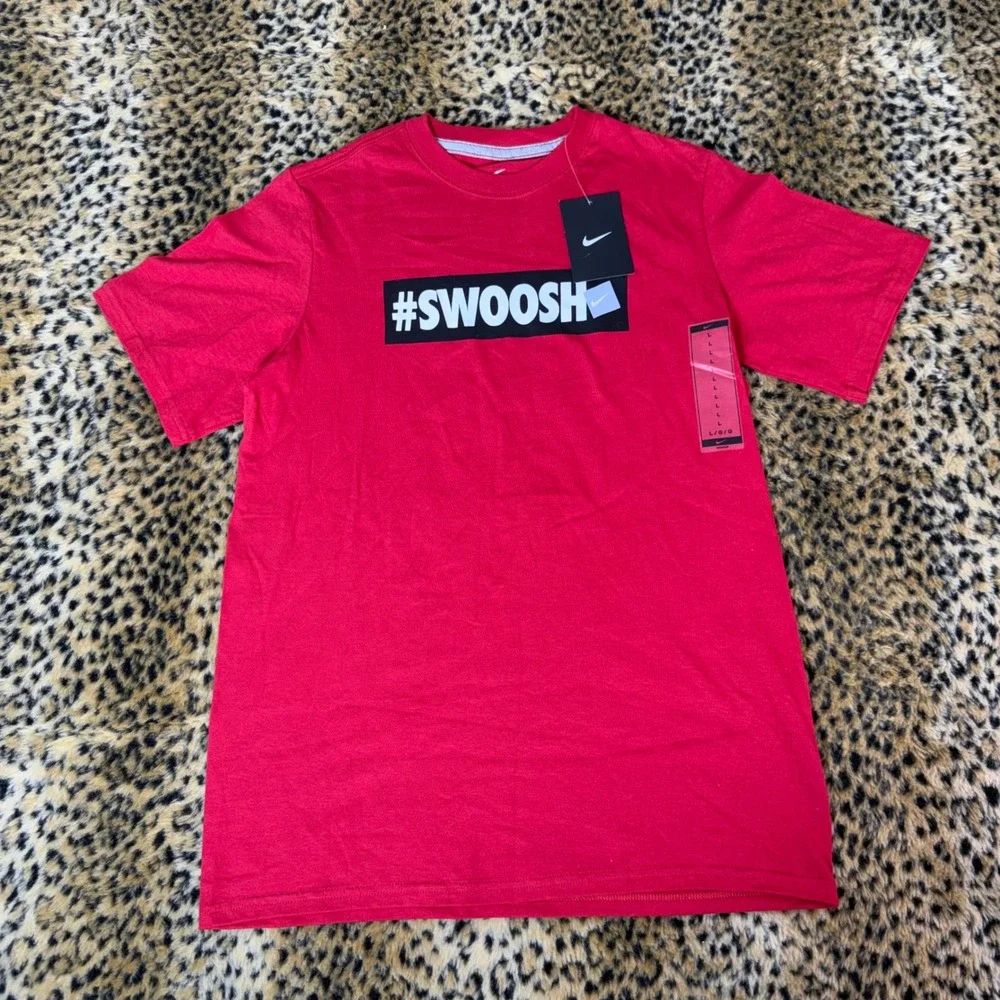Nike Boys Red #SWOOSH Graphic T-Shirt Short Sleeve Crew Neck Size L 666822-687